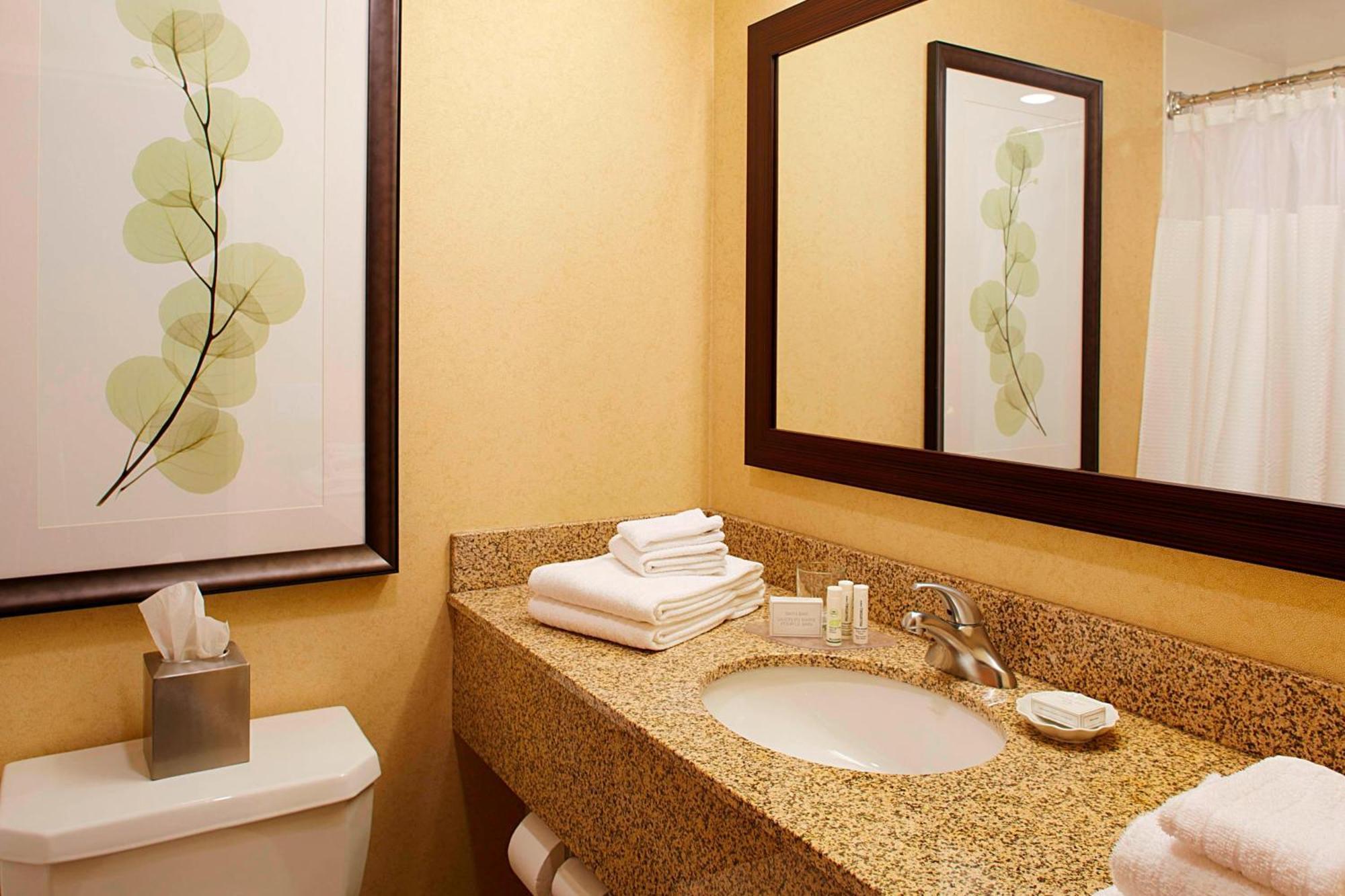 Courtyard By Marriott Ithaca Airport/University Exteriör bild